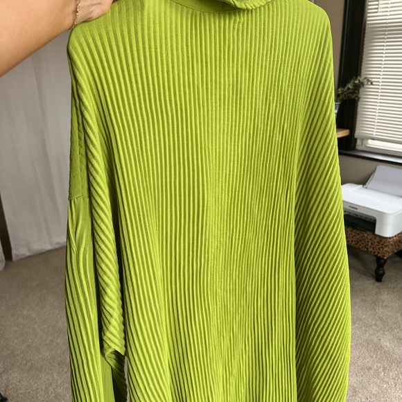 LIGHTWEIGHT GREEN BUTTONDOWN - Picture 3 of 3